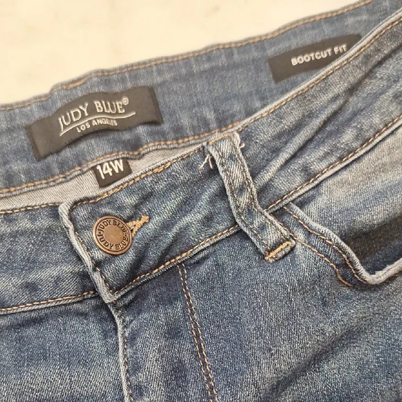 Judy Blue Dark Wash Distressed Bootcut Fit Midrise Jeans Sz 14W Flare Stretch - Picture 1 of 9